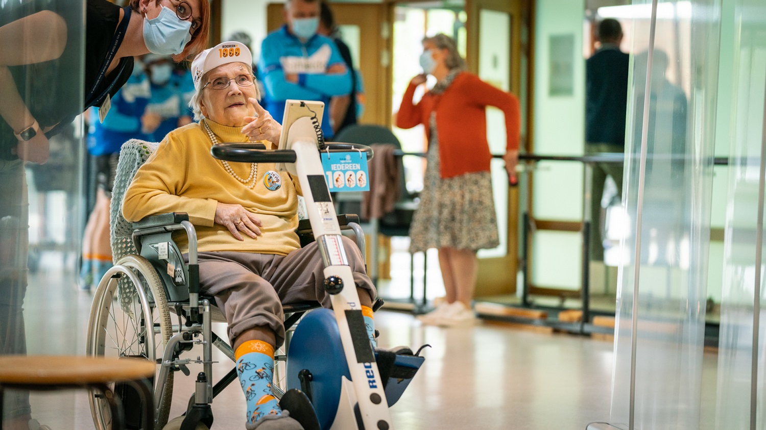 Oma op hometrainer