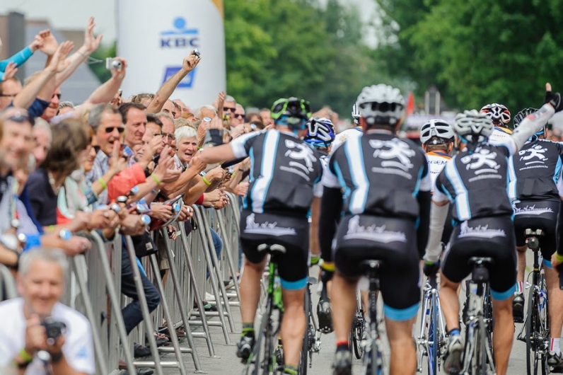 Aankomst peloton van de 1000 km 2014