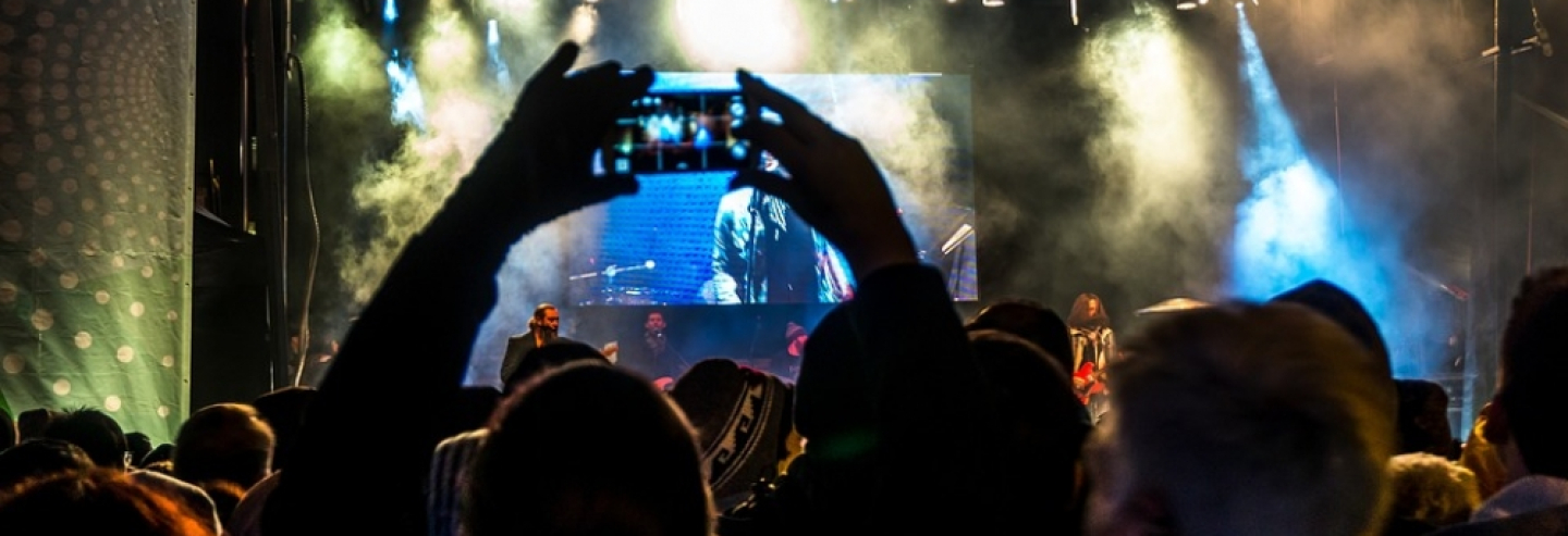 Toeschouwer maakt filmpje op concert met smartphone