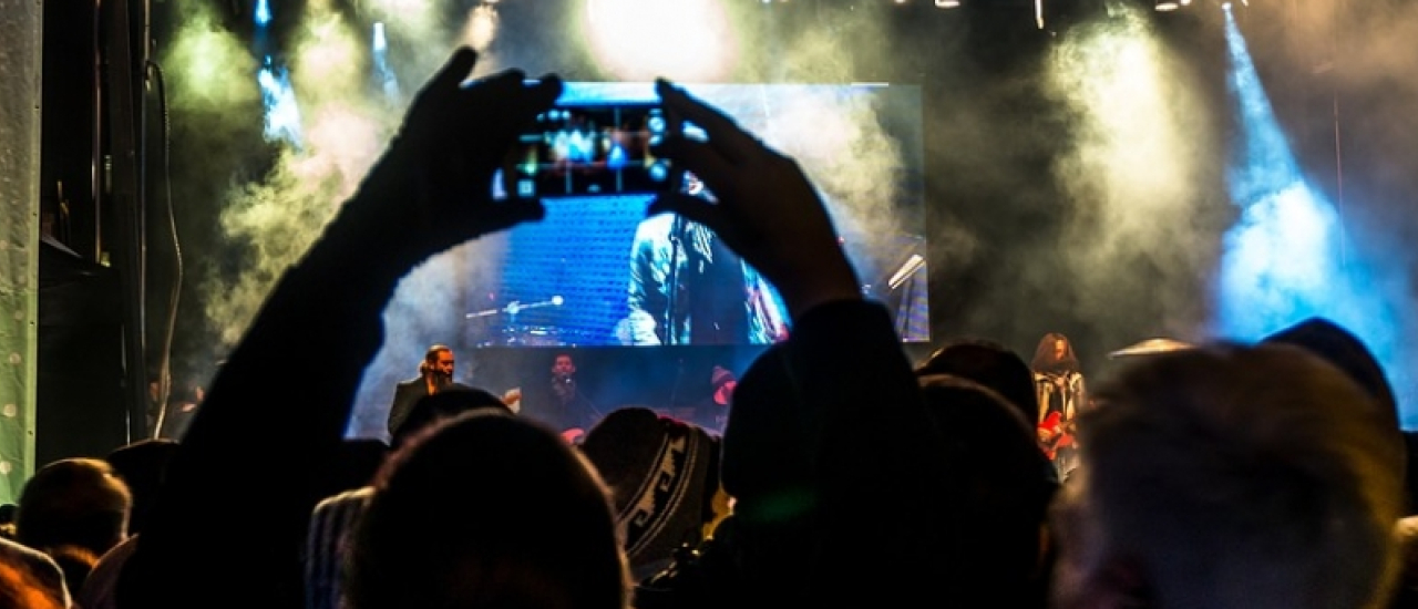 Toeschouwer maakt filmpje op concert met smartphone