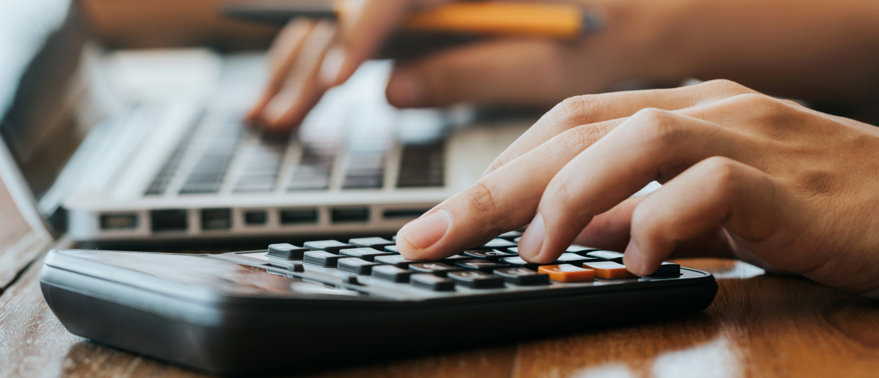 financiën laptop rekenmachine