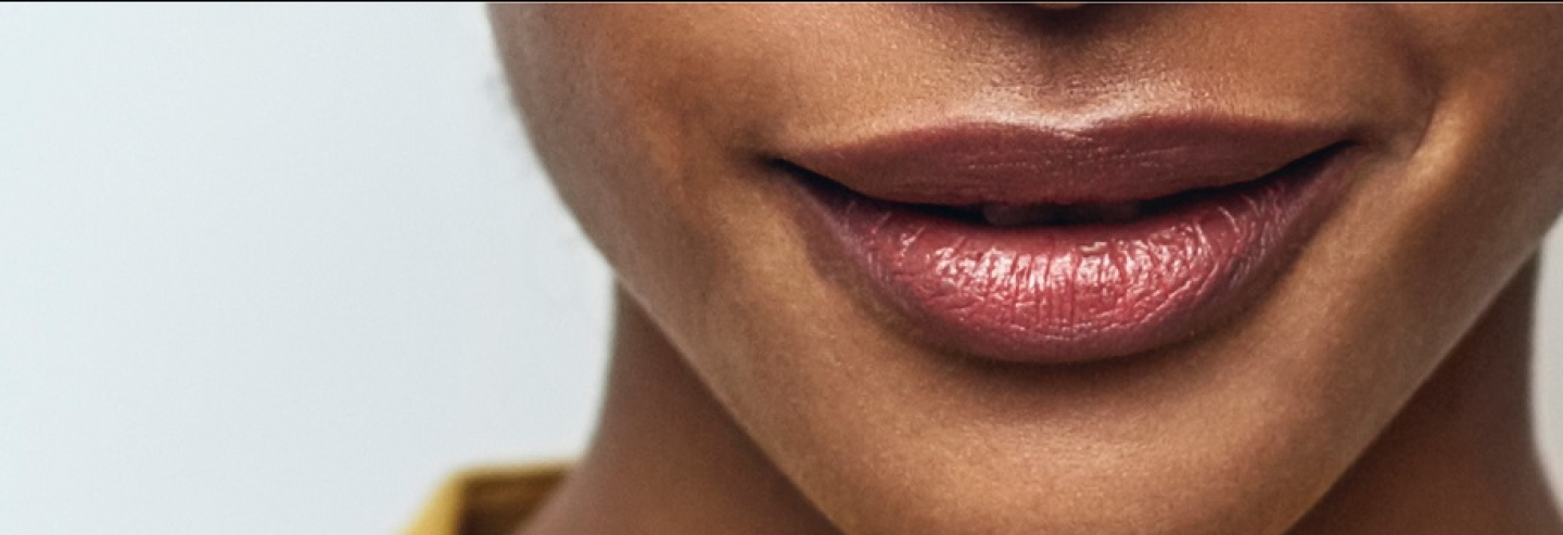 Foto van een vrouw waarbij wordt ingezoomd op haar mond