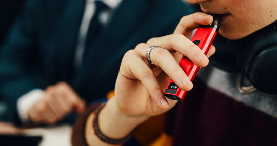 jongere met vape