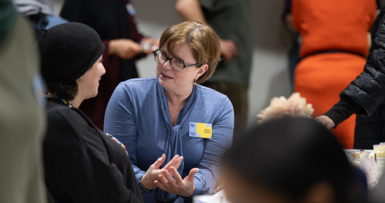 Twee vrouwen in gesprek tijdens de Life Iftars