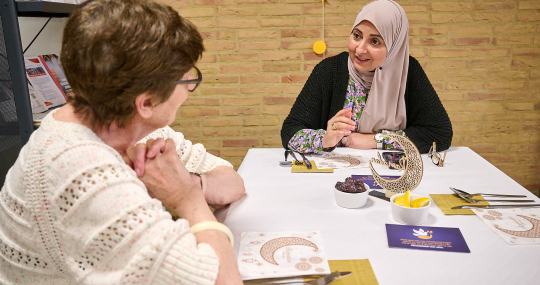 Twee vrouwen in gesprek tijdens de Life Iftars