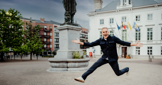 Peter Van de Veire op de markt van Zottegem voor de Radio 2 Dansathon